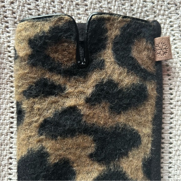 NWOT Leopard Print Gloves, Touch Screen Compatible - One Size - Picture 2 of 10